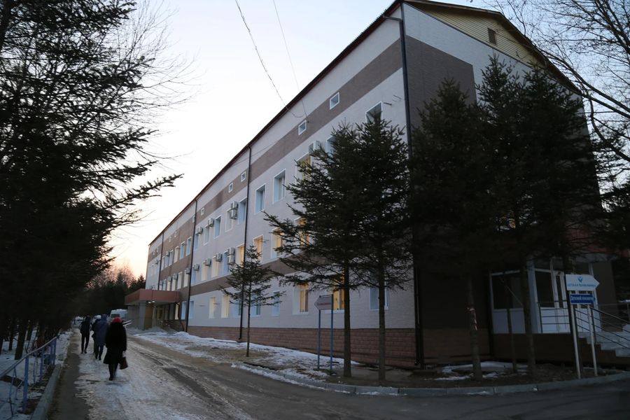 В Приморье больница пыталась снизить компенсацию за смерть пациента апелляция оставила миллионный иск в силе Краевой суд рассмотрел жалобу Хасанской центральной районной больницы которая пыталась уменьшить выплаты супруге мужчины погибшего по вине фельдшера Ранее Первомайский райсуд присудил женщине 1 млн рублей морального вреда и 163 5 тыс расходов на погребение работница больницы была признана виновной по статье о причинении смерти по неосторожности Учреждение заявило что суммы завышены и настаивало на учёте государственных выплат на погребение военнослужащего Апелляция отклонила доводы суд указал что компенсация соответствует тяжести последствий а полученные госвыплаты не покрывают услуги за которые истцу пришлось платить самой В итоге решение оставили без изменений больница обязана выплатить весь назначенный объём    Реклама Подписывайтесь на NEWSVL