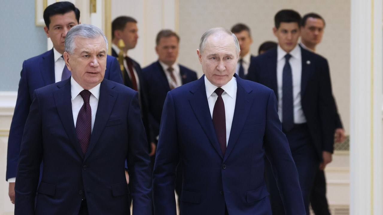 Президент РФ Владимир Путин и президент Узбекистана Шавкат Мирзиёев провели телефонный разговор, в ходе которого обсудили ряд вопросов, сообщает пресс-служба узбекского лидера. В процессе обсуждения главы государств рассматривали вопросы, связанные с расширением сотрудничества в области экономики и торговли.