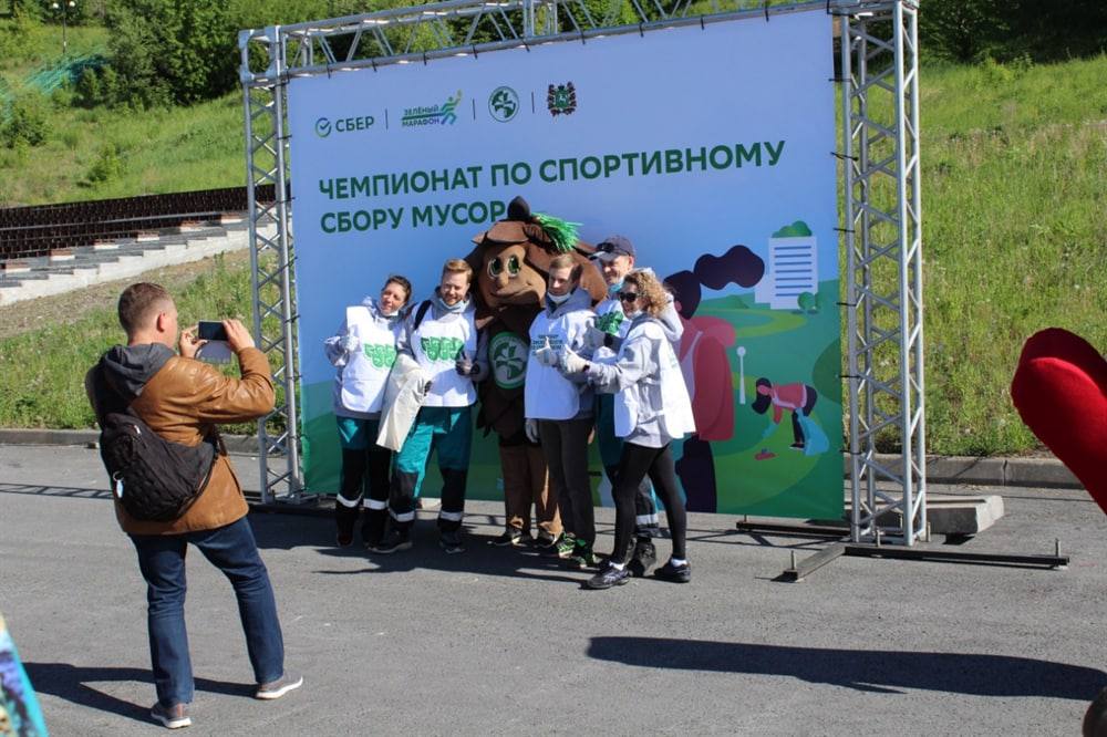 Чемпионат по спортивному сбору мусора пройдет в Томске 28 июня на берегу реки Ушайки в районе улицы Киевской в Томске представители местных компаний будут на скорость собирать и сортировать отходы. Напомним, традиция проводить в Томске чемпионат по спортивному сбору мусора появилась в 2015 году, после поездки губернатора Сергея Жвачкина в Японию, где популярно это движение. Теперь этот чемпионат регулярно проходит в Томске и Северске на разных площадках. В этом году мусор собирать будут на берегу Ушайки. В течение часа участники чемпионата будут не только собирать мусор, но и сортировать его. Затем по итогам взвешивания будут определены победители. При этом отсортированные отходы принесут командам 50 баллов за килограмм, а несортированный мусор – только 1 балл за килограмм. В настоящее время свое участие в чемпионате подтвердили девять команд томских компаний.
