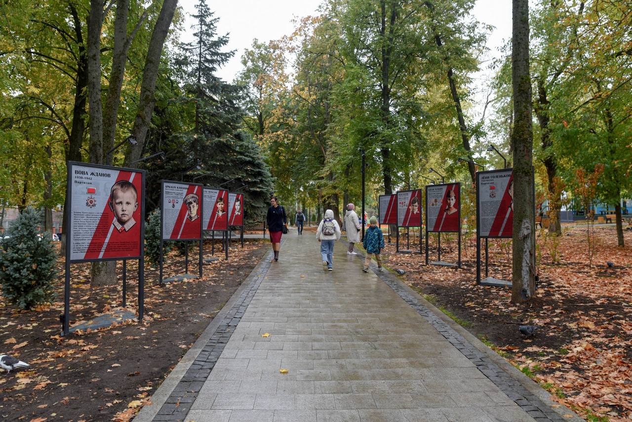 Парк Пионеров открылся всего 3 дня назад а подножия скульптур уже все грязные есть следы ботинок Люди пытались выкопать цветы и сломали кормушки для птиц есть даже видео как подросток на батуте прыгает на самокате Об этом рассказал губернатор Хинштейн У наших спортсменов есть замечания к качеству и безопасности баскетбольной площадки договорились что подрядчик в рамках действующего контракта исправит нарекания добавил губернатор