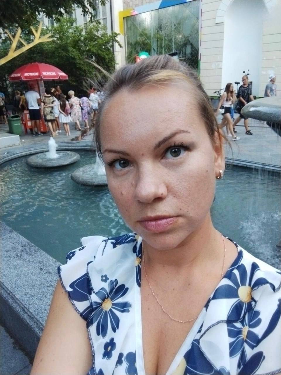 Леся исчезла, даже тела нет: полиция продолжает искать пропавшую в Крыму медсестру В городе Саки весной бесследно исчезла Леся Лубинец: 16 апреля 42-летняя женщина в семь утра вышла из квартиры и пошла в санаторий грязелечения, где работает медсестрой, и как в воду канула. И вот уже третий месяц родные ничего не знают о ее судьбе. - Нашли тело моей Леси - соседка где-то в интернете эту новость прочитала. Но почему в полиции мне ничего не говорят? Почему на опознание не зовут?! Пожилая женщина не могла сдержать слез, ведь она надеется увидеть своего ребенка живым. В пресс-службе МВД по Республике Крым сказали, что речи о мертвом теле нет: - По гражданке Лесе Лубинец информацию не подтверждаем, поисковые мероприятия продолжаются. Крым Оперативный