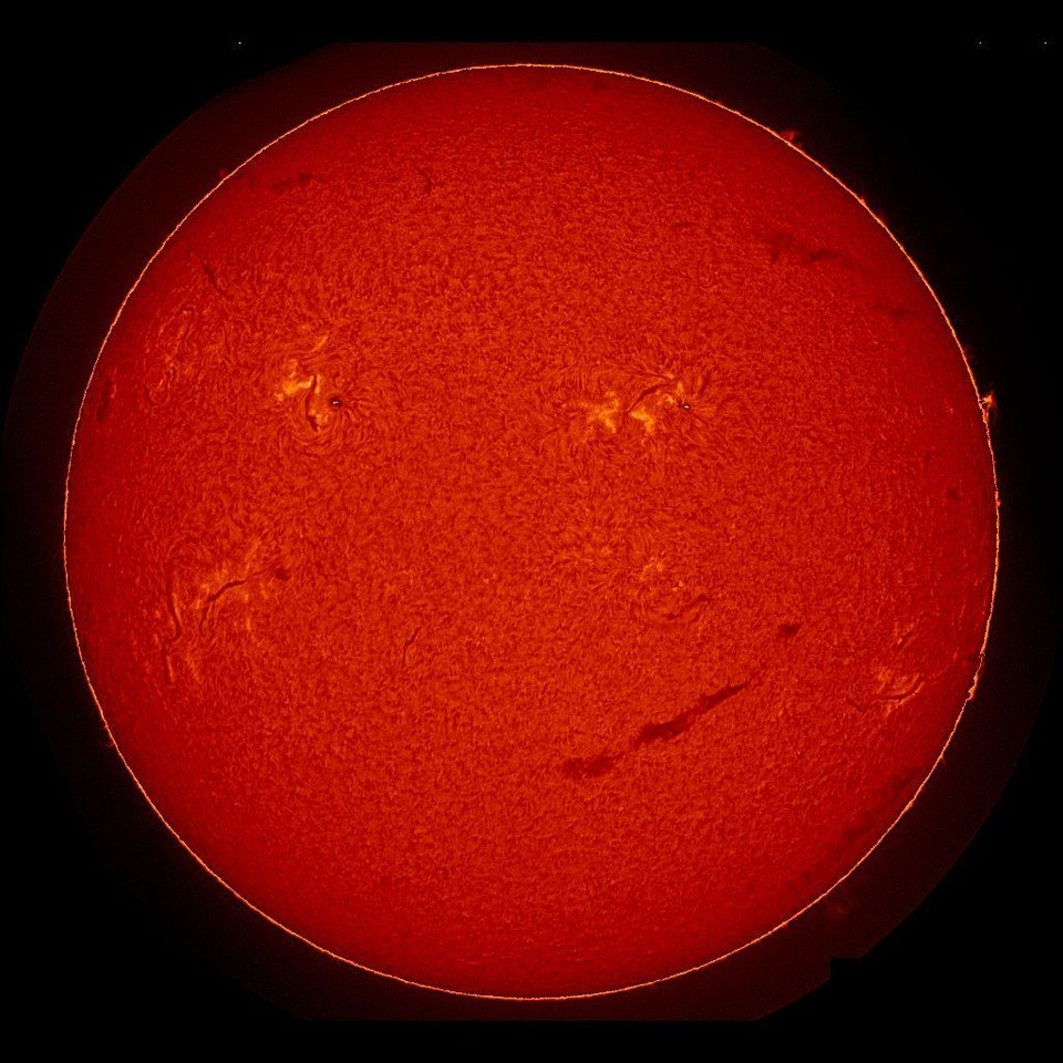 На Солнце появился огромный смайлик Ученые из Лаборатории солнечной астрономии Института космических исследований РАН заметили на поверхности Солнца огромный смайлик По данным лаборатории размер смайлика составляет около 1 5 миллиона километров Глаза представлены двумя крупными активными областями каждая из которых примерно в 10 раз больше Земли Улыбку же образует гигантский протуберанец размером около полумиллиона километров Специалисты отмечают что смайлик скорее добрый хотя и не лишен некоторого скептицизма Смотрит Солнце в данный момент именно на Землю Все остальные ближайшие планеты Венера Меркурий и Марс находятся с обратной стороны добавляется в сообщении Лаборатория солнечной астрономии XRAS Подпишитесь на ivbg ru Ivbg в Max