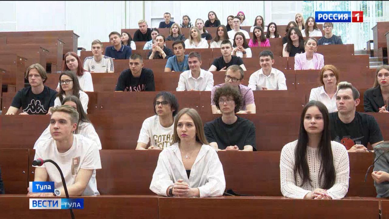 Дети из многодетных семей в Тульской области получат высшее образование бесплатно Глава региона Дмитрий Миляев внёс изменения в указ о мерах социальной поддержки семей с тремя и более детьми, проживающих в Тульской области. Об этом он сообщил в своем тг-канале Для детей из многодетных семей, проживающих в Тульской области, предусмотрена дополнительная льгота — 50-процентная компенсация расходов на обучение в высших учебных заведениях, с которыми правительство региона заключит соглашения о сотрудничестве. В свою очередь, вузы предоставят аналогичную скидку на коммерческое обучение и выделят квоты для поступающих. Все молодые многодетные родители из Тулы, которые впервые получают высшее образование на коммерческой основе в государственных вузах и их филиалах в регионе, будут полностью освобождены от платы за обучение с 1 сентября 2025 года.