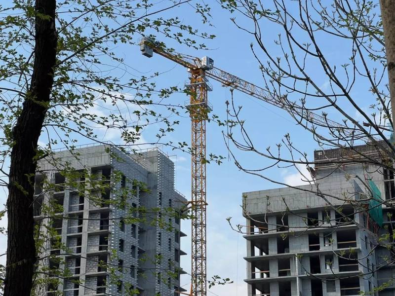 В Приморье в 2025 и 2026 годах сдадут 10 арендных домов Об этом сообщает ТАСС со ссылкой на министра строительства региона Александра Москалева. Это дом в Арсеньеве на 220 квартир, который планируется сдать к декабрю этого года, также дом на 93 квартиры во Владивостоке — его должны сдать к концу сентября. В Чугуевке дом на 30 квартир сдадут в декабре, а в Дальнегорске — на 48 квартир — к концу октября, сказал Москалев. Остальные дома: в Артёме, Яковлевке, Лучегорске и Находке сдадут в следующем году.