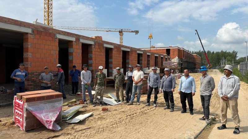 605 нарушений миграционного законодательства выявили в Рязанской области во время оперативно-профилактической операции «Нелегал-2025», которую провели с 16 по 25 июня. Об этом сообщил сайт регионального УМВД. Зафиксировали 268 нарушений правил въезда, выезда и транзитного проезда, 65 нарушений порядка трудовой деятельности, 197 нарушений правил пребывания в России, 75 правонарушений, связанных с незаконным привлечением к трудовой деятельности иностранцев. Принято 45 решений о неразрешении въезда в нашу страну, 11 решений о депортации иностранных граждан. 10 иностранных граждан депортировали. В связи с организацией незаконной миграции возбудили 25 уголовных дел и два уголовных дела, связанных с незаконным оборотом наркотиков. В ходе рейда изъяли 1 кг 454 г наркотиков. Еще одно уголовное дело возбудили по статье о краже. Фото: УМВД по Рязанской области