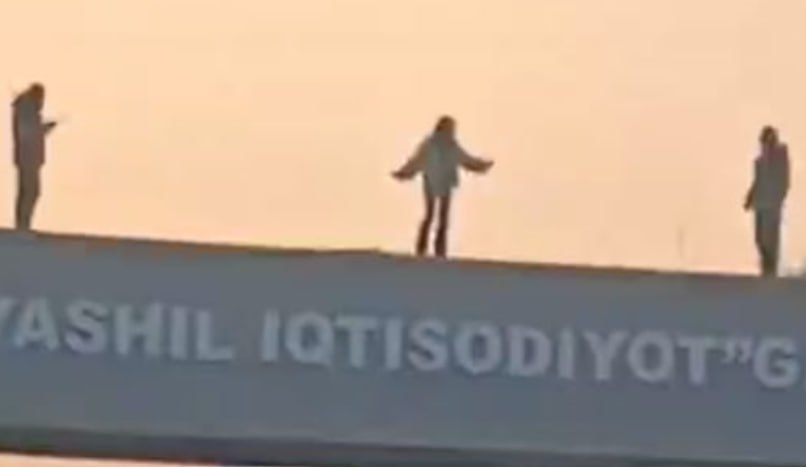 В Андижане спасли девушку пытавшуюся спрыгнуть с моста видео   repost uz na proezjuyu chast Подписывайтесь на Repost