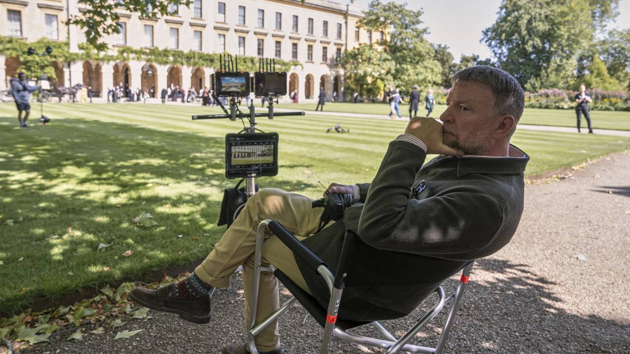 Опять не третья часть с Робертом Дауни младшим В сети появились первые кадры сериала Молодой Шерлок от Гая Ричи В нём роль 19 летнего детектива исполнит Хиро Файнс Тиффин Шоу основано на одноимённой серии книг Энди Лейна в центре сюжета окажется первое расследование убийства Холмсом Действия разворачиваются в 1870 х Премьера в 2026 году rozetked me news 43211