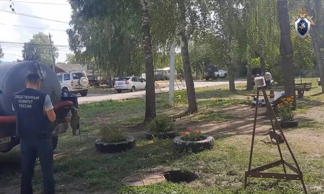Рабочий погиб в канализационном коллекторе, спасая своего коллегу. Трагедия произошла в селе Верхнее Талызино Нижегородской области. При проведении канализационных работ одному из коммунальщиков стало плохо. Его сотрудник бросился на помощь. Он вытащил коллегу, а сам отравился токсичным газом. Мужчине было 55 лет. Следователи возбудили уголовное дело за нарушение требований охраны труда, повлекших по неосторожности смерть человека. Делитесь вашими новостями через бот обратной связи