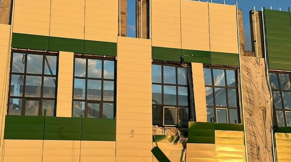 Крыша строящейся школы обрушилась в Атырауской области Крыша строящейся школы в Кульсары частично обрушилась в микрорайоне Атырау Образовательное учреждение возводилось в рамках нацпроекта и было рассчитано на 1200 учеников   Прислать новость