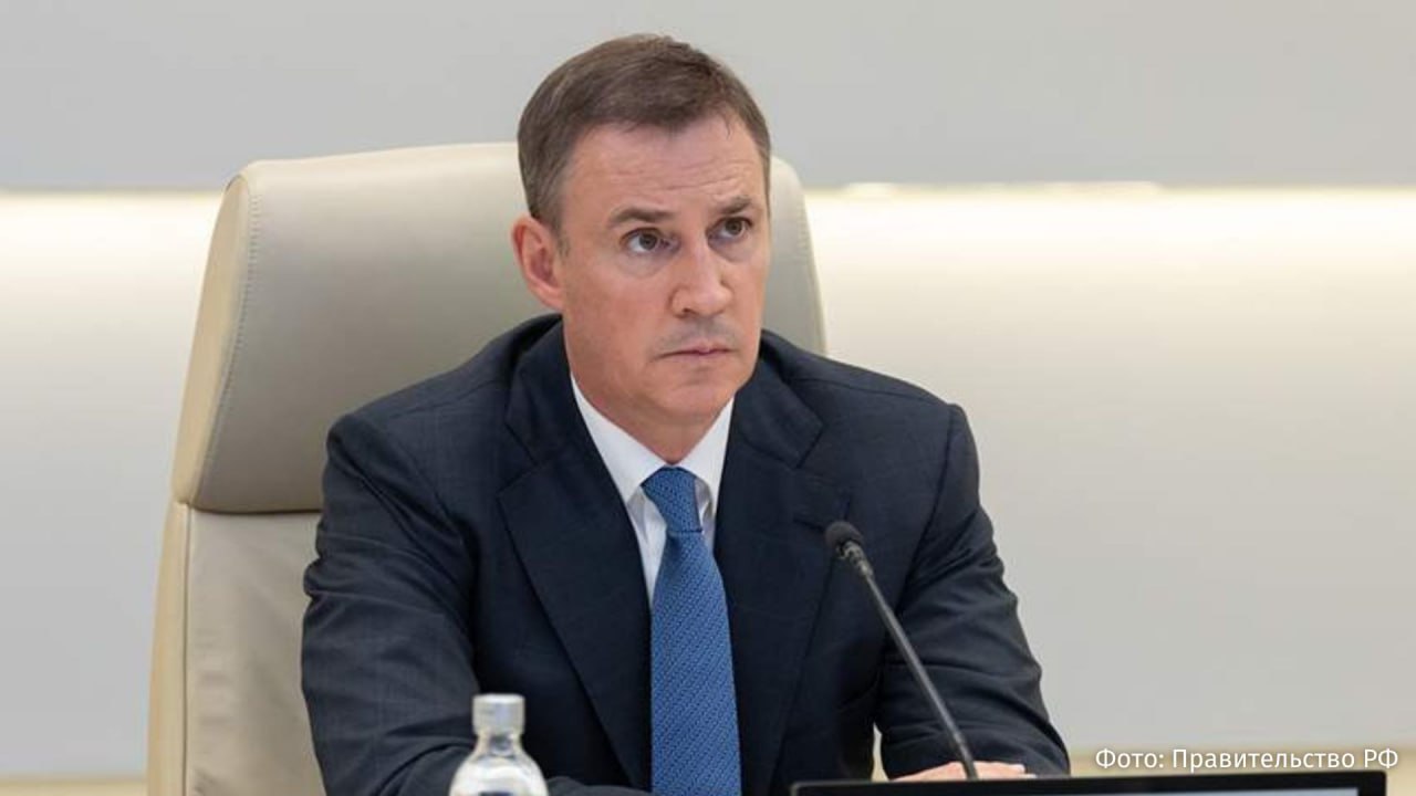 На ветеринарную безопасность в 2025 году направлено 4 2 млрд рублей Об этом заявил вице премьер Дмитрий Патрушев на совещании посвященном вопросам эпизоотического благополучия животноводства в России На улучшение ветеринарного благополучия направлен федеральный нацпроект Технологическое обеспечение продовольственной безопасности В его рамках формируется база для производства отечественных ветеринарных препаратов На закупку вакцин и средств диагностики в 2025 году регионам выделено 4 2 млрд рублей Всего за последние пять лет на эти цели направлено свыше 17 млрд отметил он Патрушев подчеркнул что приоритетной задачей в области остается повышение эффективности региональных и муниципальных ветслужб которые первыми реагируют на вспышки болезней Также на совещании обсудили расширение учета сельскохозяйственных животных с 1 сентября он обязателен для пчёл оленей верблюдов пушных зверей и кроликов  В РФ действует одна из лучших практик надзора в агропромышленном комплексе совершенствуемая на площадке противоэпизоотической комиссии правительства Недавно был обновлён план ветеринарной безопасности который регламентирует действия по профилактике заболеваний животных и порядок работы при их выявлении Больше новостей тут МАХ Отправить новость