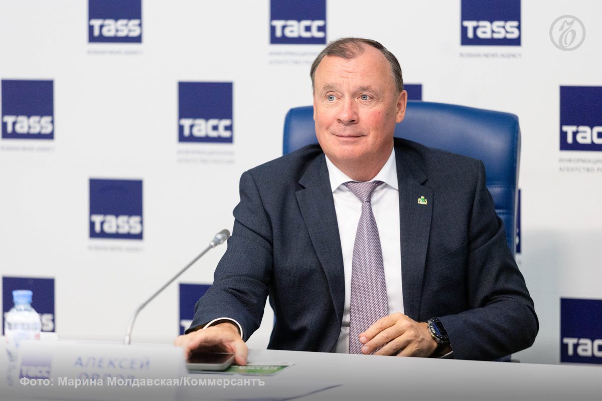 Департамент по местному самоуправлению Свердловской области 10 декабря завершил прием заявок на пост главы Екатеринбурга В ближайшее время их отсмотрит губернатор Денис Паслер после чего предложит депутатам гордумы избрать мэра из двух или более одобренных им претендентов В числе шести заявившихся есть кандидатура действующего главы Алексея Орлова В среду он провел встречу с главными редакторами свердловских СМИ на которой рассказал в том числе о планах на второй срок Заявления Алексея Орлова в подборке Ъ Урал kommersantural