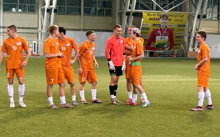 Накануне Дня народного единства в Футбольно легкоатлетическом манеже состоялся турнир по мини футболу Кубок дружбы и единства В соревнованиях приняли участие пять команд сборная Духовно культурного центра команда МГУ им Н П Огарёва коллектив МГПУ им М Е Евсевьева а также команды Молодежь Мордовии и Сурвеле Все подробности здесь Известия Мордовии в МАХ