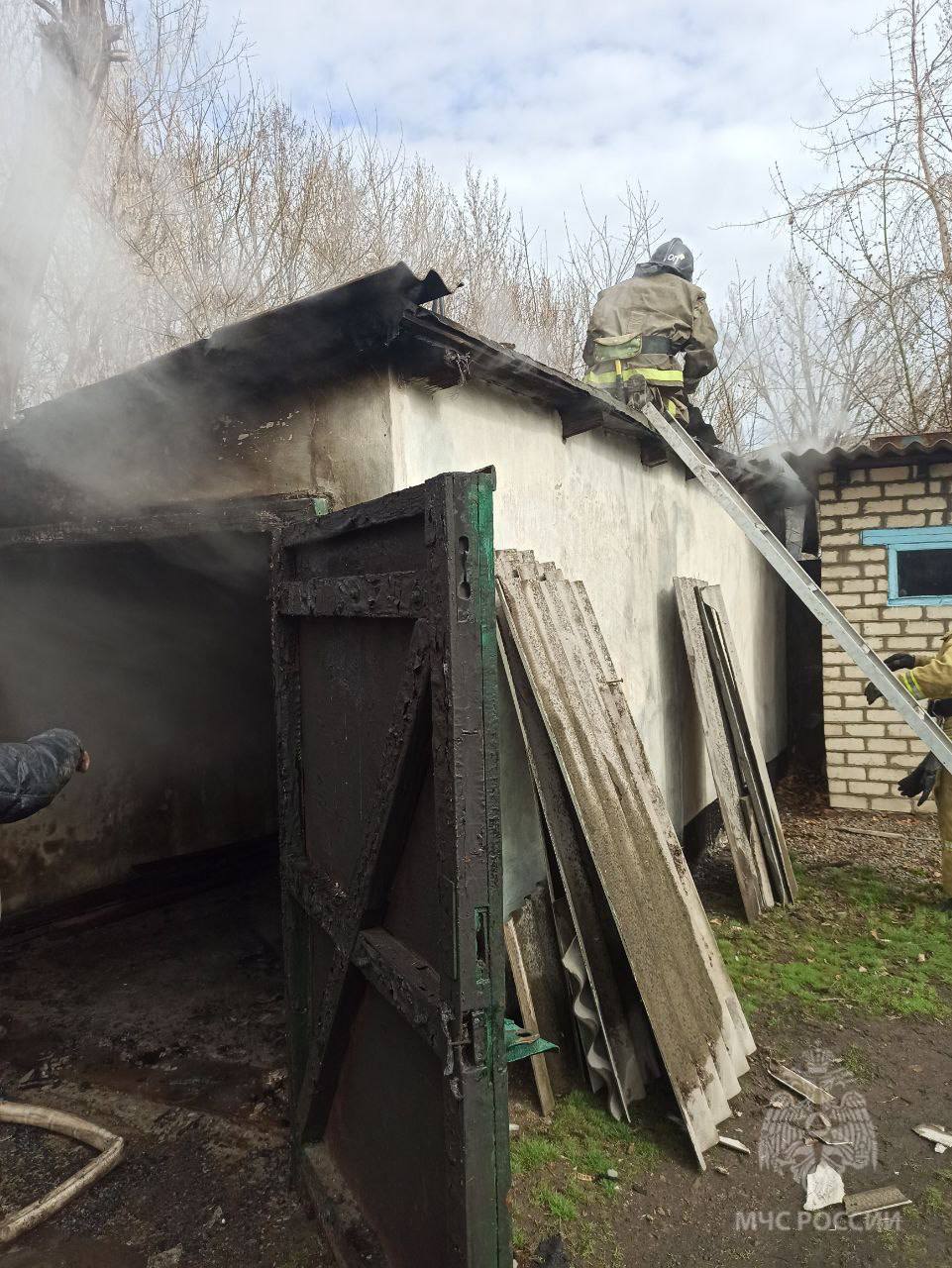 В Лутугинском муниципальном округе спасатели МЧС России оперативно потушили гараж и автомобиль   Сегодня в 10:06 на линию 101 Лутугино поступил вызов о загорании гаража на частном подворье в пгт. Белореченский.   По прибытии подразделений наблюдалось горение крыши на 20-ти квадратах и автомобиля на 2-х квадратах.   В 11:16 пожар был ликвидирован.  Благодаря профессиональным и оперативным  действиям  спасателей МЧС России удалось не допустить дальнейшего распространения огня на жилой дом.    Причину пожара устанавливают дознаватели МЧС России.  #БудьВКурсе оперативных событий в МЧС России    ГУ МЧС России по ЛНР  Подпишись    ВК     ОК     Рутуб