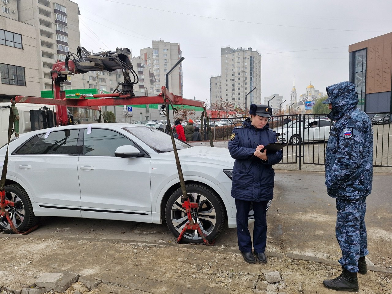 В Воронеже девушка просидела в машине полтора дня, защищая ее от приставов   Она не оплачивала кредит за Audi Q8, из-за чего образовался долг в размере 4 млн рублей. После истечения срока для добровольного исполнения судебные приставы арестовали заложенный автомобиль у дома должницы.   Девушка, следуя совету юриста, закрылась в машине. В течение полутора суток судебные приставы уговаривали ее выйти, а муж обеспечивал ее едой и питьем. Вечером муж оплатил задолженность, и девушка покинула автомобиль. На нее составили протокол об административном правонарушении за воспрепятствование деятельности должностного лица.   Эвакуатор увез машину на спецстоянку, где она останется до погашения долга, включая исполнительский сбор и услуги эвакуатора.