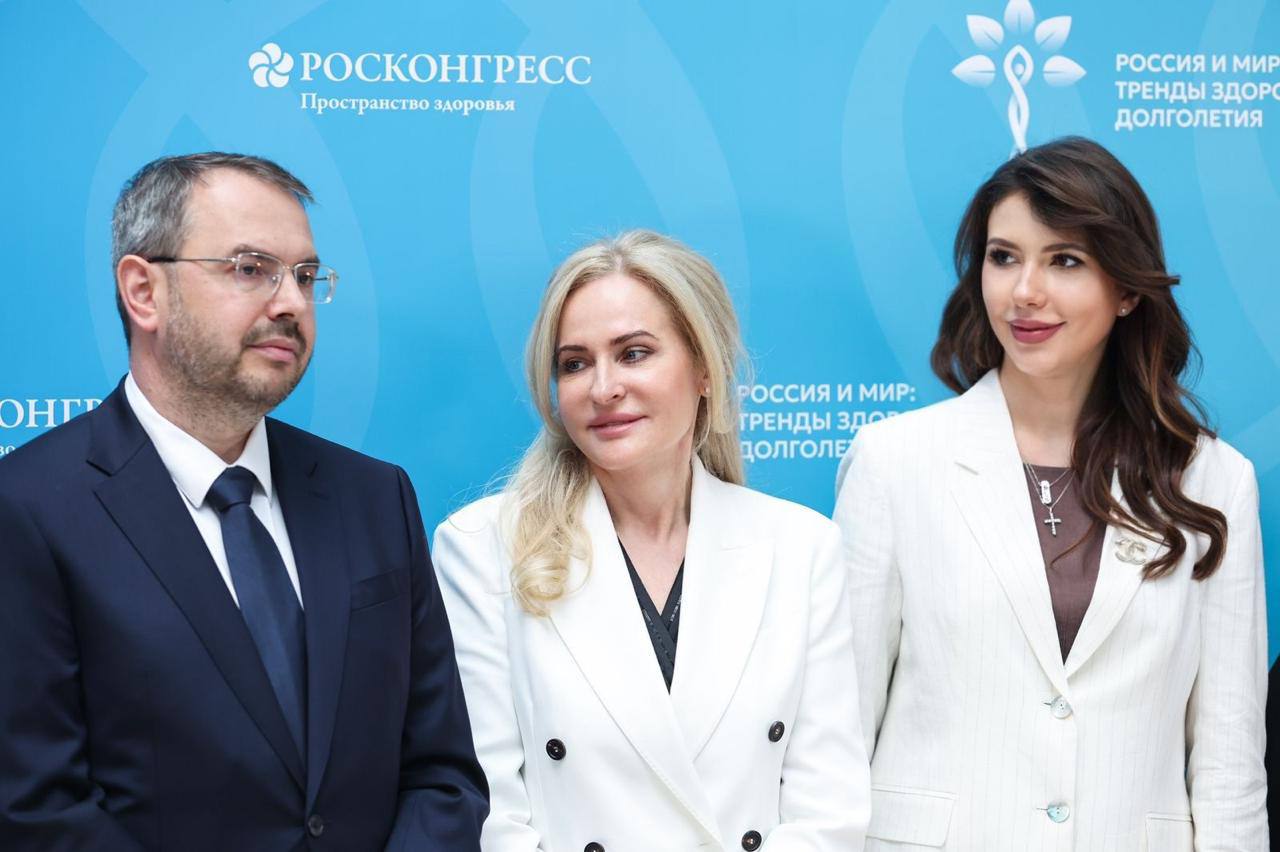 Состоялось торжественное открытие форума «Россия и мир: тренды здорового долголетия». «Площадка объединила врачей, представителей системы здравоохранения, науки, а также деятелей культуры, бизнеса, производителей питания, биологически активных добавок, блогеров. На пленарном заседании мы подведем итоги, которые лягут в основу резолюции форума. Документ будет рекомендован субъектам Российской Федерации для использования в работе», — подчеркнула замруководителя аппарата правительства России Ольга Кривонос. Первый заместитель директора по развитию Фонда Росконгресс, член комиссии Общественной палаты РФ по здравоохранению Анастасия Столкова выразила надежду, что форум станет ежегодным. Она отметила, что продолжительность жизни — это весьма емкое понятие. «Для гостей и участников форума в кабинете искусства представлен оригинал картины Айвазовского, это яркий показатель того, что долголетие — это не только медицина, это гораздо шире. Искусство благотворно влияет на здоровье человека, способствует его духовному и эмоциональному развитию», — сказала Столкова. Подробнее