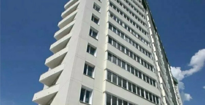 В Жуковском в ЖК Парк Сити рухнул лифт внутри которого находился человек Очевидцы рассказывают что все произошло 8 февраля около 20 00 во втором подъезде второго корпуса Раздался сильный грохот лифт резко упал а затем замер Случилось это на 9 этаже К счастью мужчину удалось достать живым и увезти в больницу Он даже успел позвонить жене которая и вызвала спасателей Местные жители жалуются что лифты в этом ЖК работают с перебоями и часто отключаются Сейчас региональный СК проводит проверку чтобы выяснить все обстоятельства произошедшего