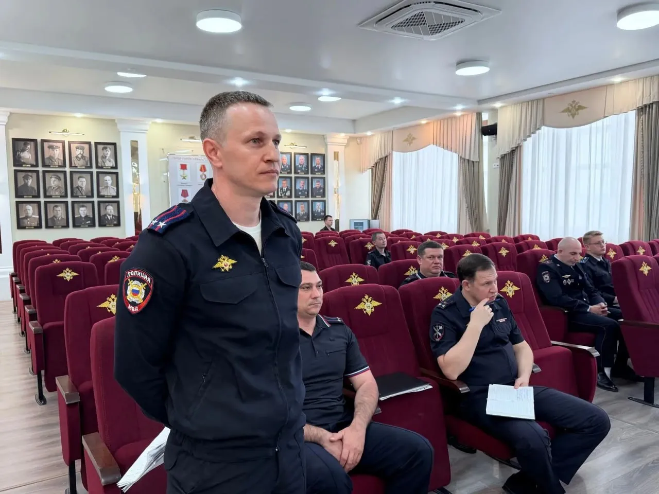 В севастопольской полиции новое назначение Ленинский район возглавил подполковник Юрий Рублёв В органах внутренних дел он служит с 2007 года Начинал в уголовном розыске затем руководил оперативными подразделениями в Балаклавском и Ленинском районах Последние три года занимал должность заместителя начальника районного отдела МВД Юрий Рублёв награждён ведомственными наградами МВД и знаком За отличную службу в МВД Приказ о назначении подписан 14 мая Нового руководителя представил личному составу начальник УМВД России по г Севастополю генерал майор полиции Сергей Сигунов Полиция Севастополя ForPost ForPost в MAX