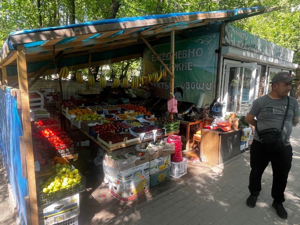 750 килограмм фруктов и овощей забрали у нелегального торговца в Новосибирске В Кировском районе Новосибирска во время рейда сотрудники мэрии и полиции обнаружили точку нелегальной торговли овощами и фруктами. В итоге в торговца-нелегала изъяли 750 килограмм товара. «Место несанкционированной торговли выявили специалисты департамента инвестиций, потребительского рынка, инноваций и предпринимательства мэрии совместно с сотрудниками полиции в Кировском районе.», — сообщает муниципалитет. В отношении него также составили протокол по статье 9.1 «Торговля в неустановленных местах» Закона Новосибирской области от 14.02.2003 № 99-ОЗ «Об административных правонарушениях в Новосибирской области». НДН.Инфо