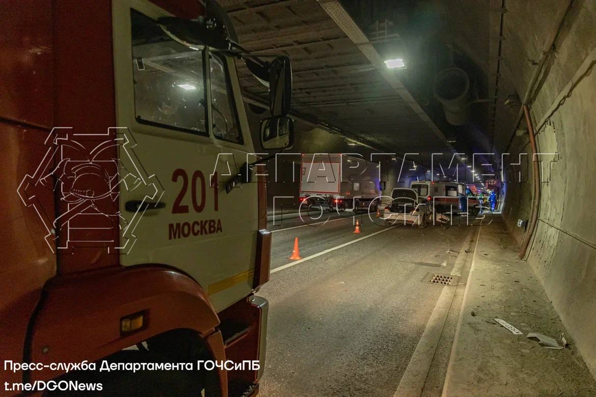 Ликвидировали последствия ДТП районе Лефортово 18 мая в 06:32 в Службу 112 Москвы поступило сообщение о дорожно-транспортном происшествии в Лефортовском тоннеле. На место происшествия были высланы экстренные службы города, в том числе расчёты ПСО №201 и №202 столичного Пожарно-спасательного центра. Произошло столкновение двух автомобилей, в результате чего были перекрыты две полосы дорожного движения в сторону Спартаковской площади. По прибытии пожарные оградили место ДТП и отключили аккумуляторные батареи автомобилей. Одного пострадавшего передали работникам скорой медицинской помощи для дальнейшей госпитализации в лечебное учреждение города Москвы. Второй пострадавший от госпитализации отказался. Работы завершены в 07:24. #дгочс #псц #пожарныеМосквы