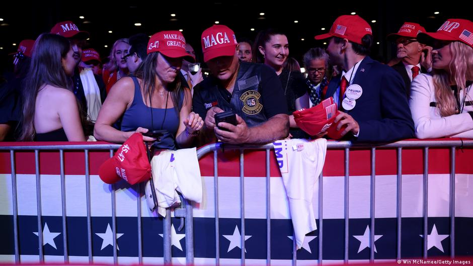 Центры MAGA хотят открыть в странах Европы По данным газеты Financial Time Госдепартамент США планирует финансировать связанные с движением MAGA Make America Great Again аналитические центры и организации в Европе Как отмечается таким образом Белый дом намерен продвигать свою политику на европейском континенте и противодействовать угрозам свободе слова Эту инициативу связывают с празднованием 250 летия независимости США Программа может охватить проекты в Лондоне Париже Берлине и Брюсселе Чиновница Госдепа Сара Роджерс уже встречалась в декабре с представителями британской партии Reform UK и представителями других влиятельных правых политсил Европы пишет FT В то же время в самой Reform UK опасаются слишком тесной ассоциации с MAGA из за низкой популярности Дональда Трампа в Великобритании что может негативно сказаться на рейтингах политсилы в своей стране dwglavnoe