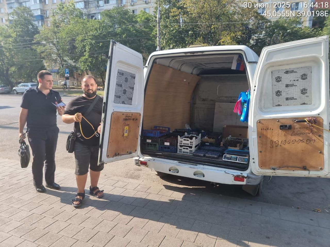 Проведено рейдовое мероприятие по пресечению несанкционированной торговли ℹ Специалисты администрации при содействии участковых уполномоченных полиции ОП п. Калинино УМВД России по г. Краснодару провели рейд на ул. им. 40-Летия Победы, вблизи строения 144/4. На данном участке регулярно фиксировалась незаконная торговля с припаркованных вдоль тротуара автомобилей. В ходе мероприятия выявлено лицо, осуществляющее несанкционированную торговлю с транспортного средства. В отношении него составлены: протокол по ст. 3.8 608-КЗ "Об административных правонарушениях"; протоколы по ст. 14.1 и 19.1 КоАП РФ. Автомобиль, использовавшийся для незаконной предпринимательской деятельности, изъят как предмет административного правонарушения и помещён на специализированную стоянку. Материалы направлены в суд для принятия решения. ЧП Краснодара и края