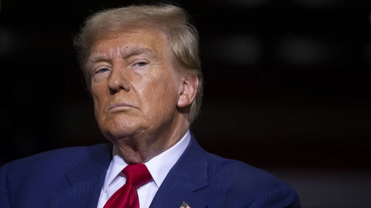 Рейтинг одобрения Трампа составляет всего 37 следует из опроса телеканала NBC совместно с компанией SurveyMonkey Кроме того 63 респондентов не одобряют работу Трампа на посту президента США 67 считают что их страна движется не в том направлении 68 не поддерживают работу президента по борьбе с инфляцией 67 не согласны с действиями США в конфликте с Ираном 61 считает что Штатам не стоит предпринимать больше никаких военных действий в отношении Ирана 56 не одобряют иммиграционную политику