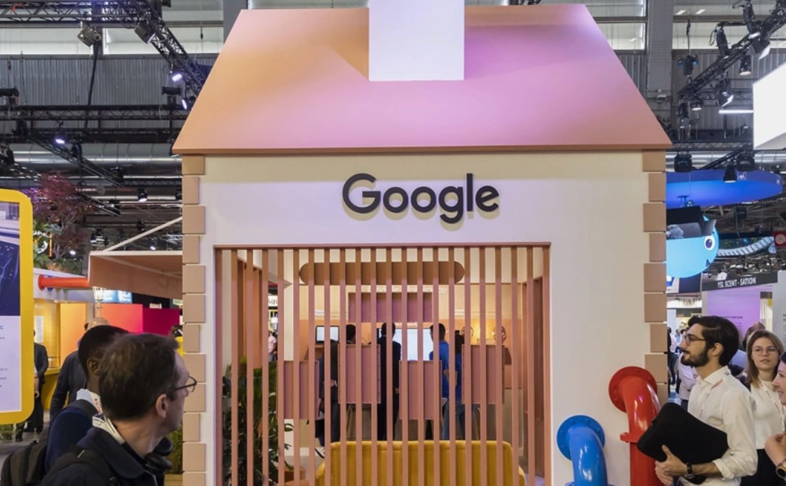 Парижский суд вынес приказ об аресте 100 акций компании Google France в связи с предстоящим рассмотрением заявления российской дочки Google ООО Гугл к материнской компании Google International LLC сообщил РБК партнер адвокатского бюро Art De Lex Артур Зурабян представляющий интересы конкурсного управляющего ООО Гугл Адвокат объяснил что арест наложен в качестве обеспечительной меры чтобы предотвратить возможные попытки Google инициировать банкротство своей французской дочки Основанием стала необходимость обеспечения исполнения решения Арбитражного суда Москвы по делу о банкротстве ООО Гугл Фото Vincent Isore Keystone Press Agency Global Look Press РБК в Telegram и MAX