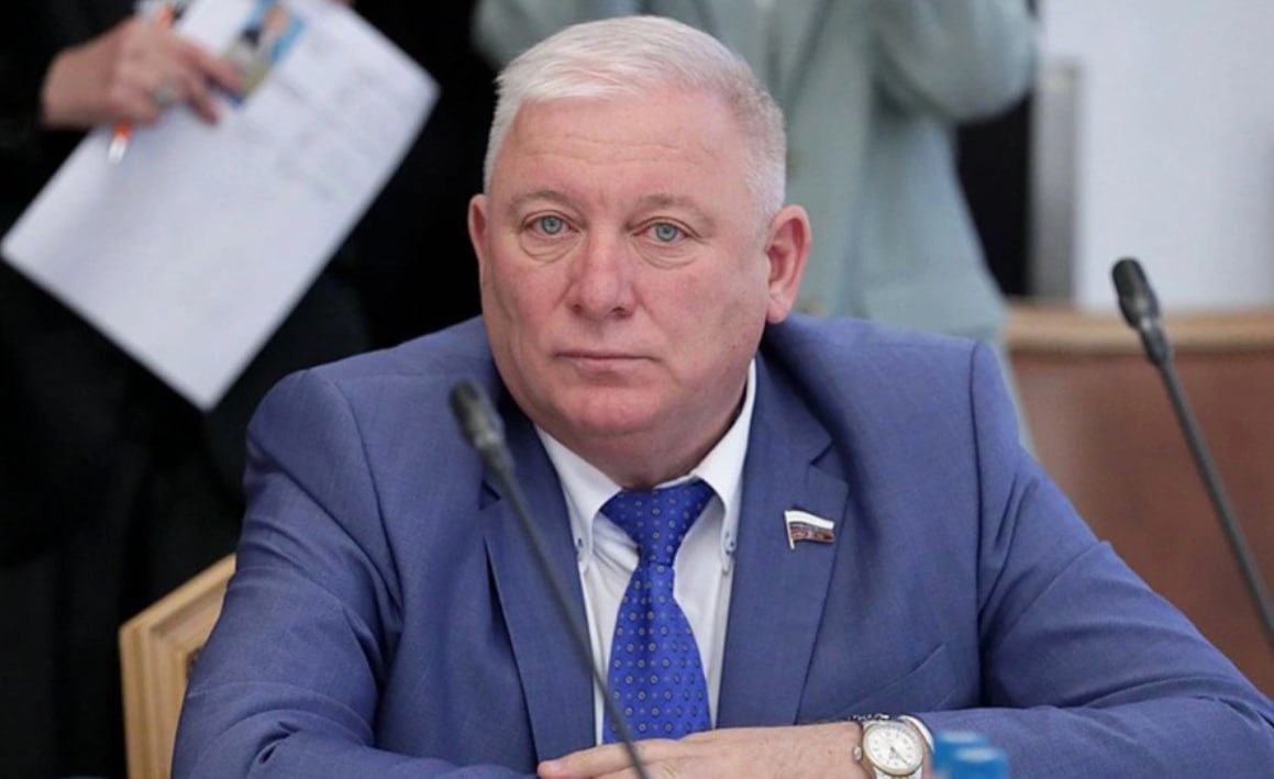 Депутат Анатолий Вороновский написал заявление о сложении мандата сообщил источник РБК в Госдуме и подтвердил собеседник в Единой России По словам одного из них лишение политика статуса парламентария было в любом случае неизбежно 11 ноября Дума единогласно проголосовала за лишение Вороновского депутатской неприкосновенности по запросу Генпрокуратуры 13 ноября против него было возбуждено уголовное дело о получении взятки в особо крупном размере ч 6 ст 290 УК задержан он не был По версии следствия преступление Вороновский совершил еще до начала депутатской карьеры в 2019 2020 годах Тогда он был заместителем губернатора Краснодарского края Вениамина Кондратьева и курировал дорожную сферу Фото Госдума России РБК в Telegram и MAX