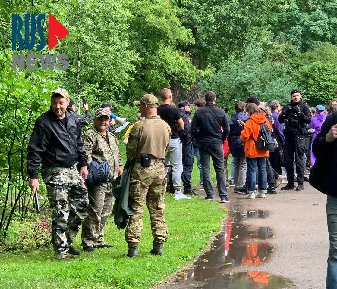 Несмотря на угрозы, в Петербурге прошёл сбор подписей за референдум против башен «Газпрома» – люди спокойно разошлись  Несмотря на запугивание и давление со стороны силовиков, собрание в парке Екатерингоф прошло спокойно. Участники подписали обращение в Горизбирком с требованием провести референдум о запрете строительства зданий выше 120 метров.  Среди собравшихся была блокадница Людмила Васильева. Она обратилась к полицейским: «Послушайте, как Беглов говорит – “всё начинается с Путина, Путин нам Европу [открыл]”… Так Пётр Первый Европу нам открыл, а Путин заколотил. Все мы враги, у нас кругом враги».  Одному мужчине из толпы вручили письменное предостережение. Рядом с участниками находились люди в хаки – они между собой обсуждали: — «А чё они протестуют? Против войны?» — «Да кто их знает, что они протестуют… Они ещё не знают, что тут “вагнеры” стоят».  Собрание длилось всего пару минут. После этого люди разошлись гулять по парку и смотреть уточек.  Подписаться   Помочь RusNews