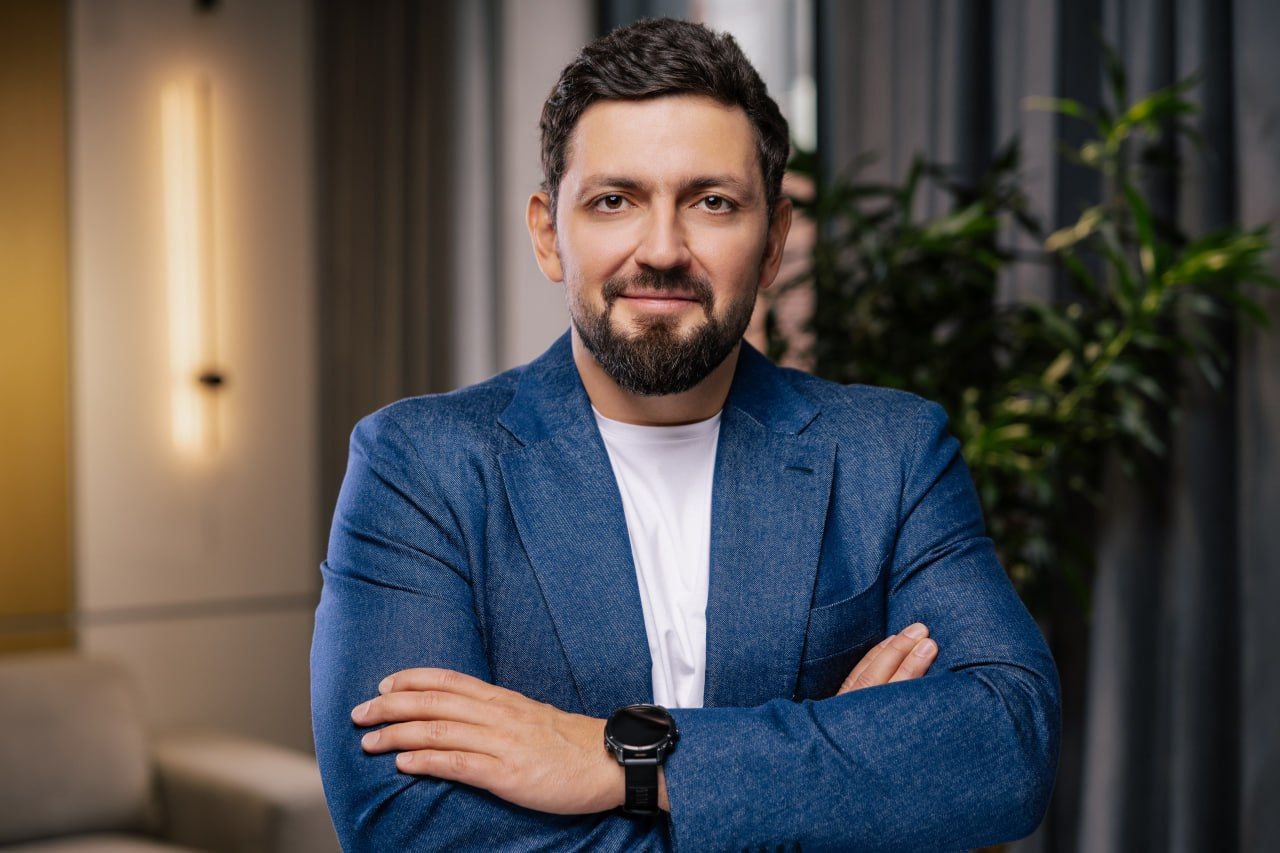 Просмотры на RUTUBE за год выросли в 3 3 раза В январе ноябре общее количество просмотров видео на RUTUBE превысило 47 3 миллиарда за год этот показатель вырос в 3 3 раза Аудитория RUTUBE активно увеличивается что говорит о привлекательности площадки для просмотра видео разных форматов Также нас радует тот факт что расширяется библиотека контента уже загружено почти 430 миллионов роликов Такие показатели свидетельствуют о востребованности со стороны как зрителей так и авторов Мы стараемся внедрять новые фичи для всех пользователей которые делают видеохостинг интересным и удобным Сергей Косинский заместитель генерального директора глава цифровых активов Газпром Медиа Холдинга По данным Mediascope месячная аудитория RUTUBE в ноябре составила 80 6 миллионов это на 10 1 млн больше чем год назад Дневная аудитория выросла на 44 4 Платформа постоянно работает над привлечением аудитории и новых авторов Количество каналов уже превысило 4 5 миллиона за год увеличившись почти в два раза Растут и просмотры из за рубежа по данным на октябрь они достигли почти двух миллиардов с начала года В числе лидеров Казахстан США Беларусь Германия и Нидерланды Газпром Медиа в MAX