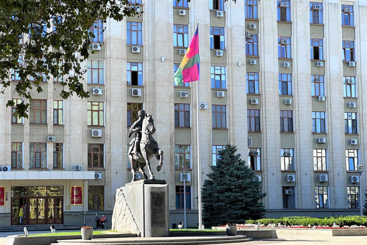В Краснодарском крае до конца 2025 года реформируют восемь унитарных предприятий Согласно федеральному законодательству изменения коснутся двух краевых государственных и шести муниципальных предприятий расположенных в Краснодаре Сочи и Геленджике Год назад наш регион был лидером в стране по количеству предприятий которые необходимо было реорганизовать 341 муниципальное и 14 государственных Их преобразование играет важную роль для повышения эффективности предоставления публичных услуг снижения нагрузок на бюджет и формирования конкурентной среды сказал исполняющий обязанности вице губернатора края Роман Лузинов Читайте нас в МАХ