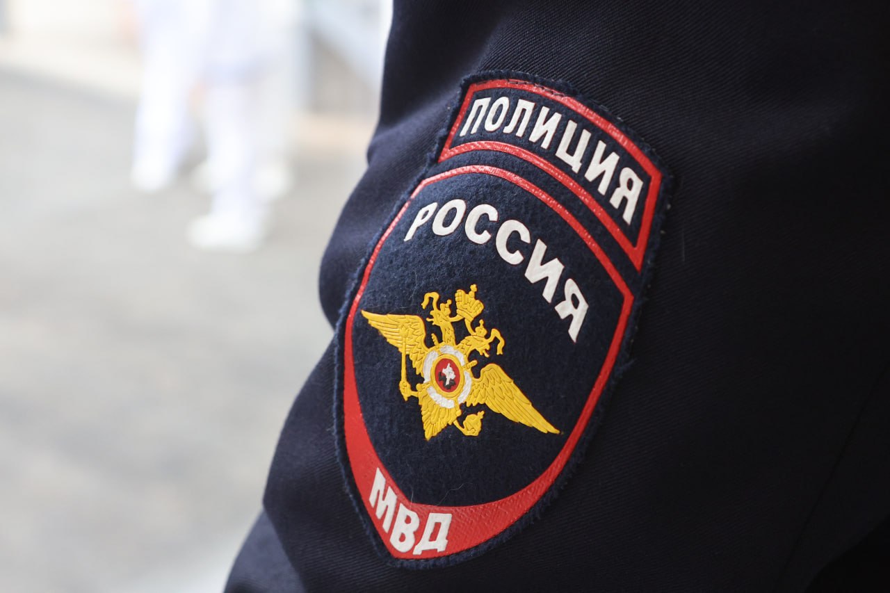 Лже-производитель мебели обманул троих жителей Красноярска на 420 тысяч рублей Следователи полиции краевого центра завершили расследование уголовного дела в отношении 35-летнего местного жителя. Как сообщили в пресс-службе краевого Главка, мужчина обещал заказчикам изготовить мебель, брал 50% предоплаты за работу, но исполнять свои обязательства не собирался. Лже-мебельщик постоянно переносил время изготовления, а потом и вовсе переставал выходить на связь. Потерпевшими по делу признаны три человека, общий ущерб составил 420 тысяч рублей. Злоумышленнику грозит до 5 лет лишения свободы. Руслан Рыбаков