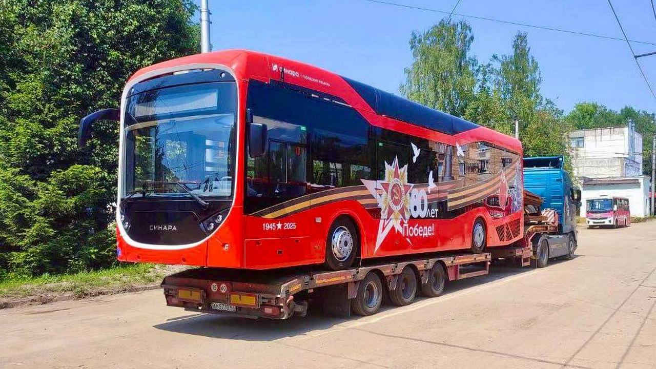 Челябинский троллейбус протестируют на улицах Краснодара  Оценить преимущества новой машины жители этого города смогут в течение 2 месяцев.   Троллейбус может проходить до 30 км без подключения к контактной сети и перевозить 85 пассажиров. Все сиденья в салоне сделаны с защитой от вандалов.   Есть климат-контроль и USB-зарядка для телефонов. Позаботились разработчики о людях с ограниченными возможностями и родителях с колясками – машина низкопольная.   Для водителей предусмотрены отсеки для хранения вещей, регулируемая рулевая колонка, подстаканники и вешалка для верхней одежды.  Дизайн троллейбуса праздничный, он посвящен 80-летию Победы в Великой Отечественной войне.   Фото: Синара-Транспортные Машины    Вести Южный Урал   Челябинск