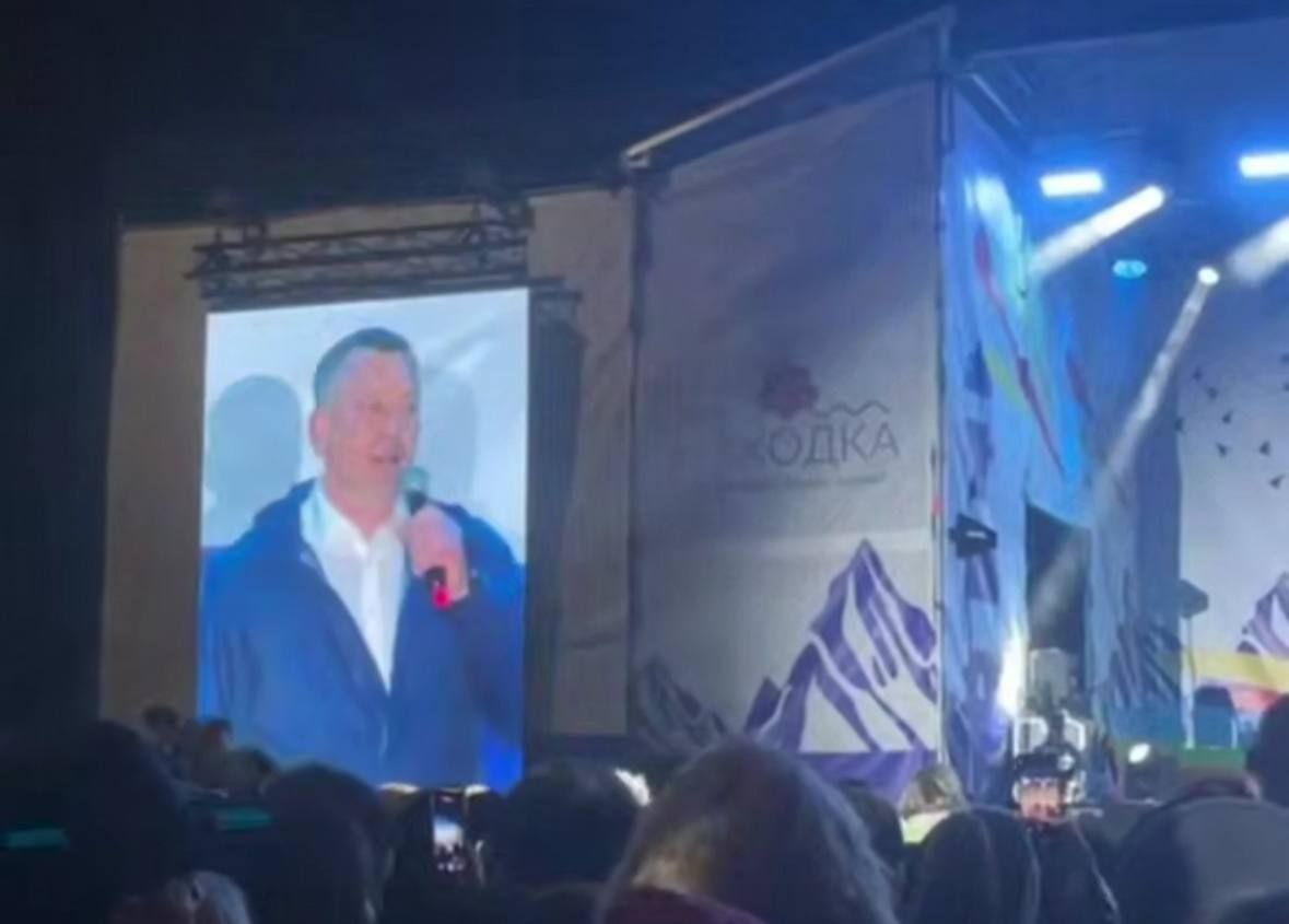 В думе Находки объяснили, что было с главой парламента на юбилее города Председатель думы Находкинского городского округа Андрей Кузнецов, поздравляя горожан на празднике в честь юбилея города, не был пьян, парламентарий был уставшим и разволновался, сообщил РИА Новости представитель думы. В соцсетях разошлось видео с праздничного концерта, посвященного 75-летию Находки. На сцене глава города Тимур Магинский и Кузнецов поздравляют горожан, речь последнего местами запинается. В соцсетях комментаторы предположили, что парламентарий якобы пьян. "Праздничная программа мероприятий, посвященных 75-летию Находки, была очень насыщенной. Кузнецов принимал активное участие во всех мероприятиях. В Находке с рабочей поездкой был губернатор, руководство города и края провели в том числе и рабочие совещания. Естественно, к вечеру у Андрея Владимировича сказалась усталость. И несмотря на то, что он человек публичный, он разволновался перед выступлением. Но выступление его было патриотичным, он ориентировал публику на наши общероссийские ценности", - рассказал собеседник агентства. Он отметил, что Кузнецов в своем выступлении подчеркнул, что в этом году в Находке отмечается не только юбилей города, но и 80-летие Победы в Великой Отечественной войне, проводится СВО, которая, по его мнению, должна закончиться в этом году нашей общей победой. "Не понимаем, почему это вызвало такое негодование у людей. Праздник получился замечательный, многим понравился", - добавили в думе.