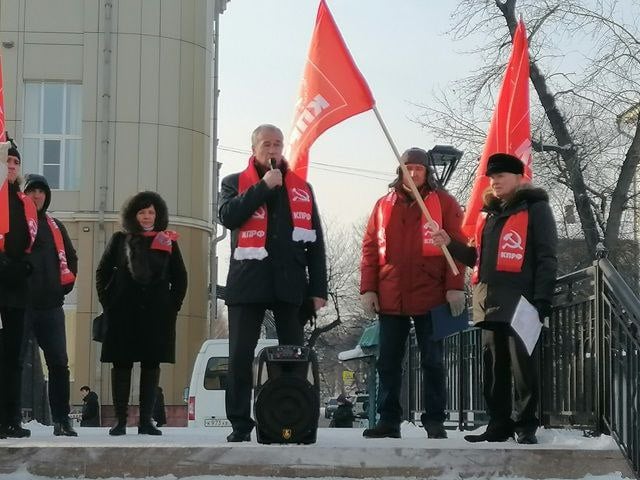 Коммунисты Иркутска провели акцию против роста энерготарифов  18 января в Иркутске состоялась встреча жителей с депутатами от КПРФ, посвящённая борьбе против повышения тарифов на электроэнергию.   Как отметил в своем выступлении первый секретарь Иркутского обкома КПРФ, депутат Госдумы Сергей Левченко, отцы и деды создали в области огромное количество индустриальных объектов, заводов, фабрик и очень хорошую электроэнергетику, включая 4 гидроэлектростанции.   "Но наступило лихолетье, и всё это попало в руки частных владельцев, олигархов. И в последние годы мы всё больше ощущаем последствия этого".  По словам коммуниста, уже с 1 января люди получат очень серьёзные счета. Сергей Левченко призвал поворачивать несправедливые энерготарифы назад.  "В своём запросе председателю Правительства Мишустину я назвал это геноцидом населения Иркутской области, никак не меньше. Я жду от всех предложений и наказов, надо всем вместе взяться за то, чтобы вернуть назад эти энерготарифы. Думаю, что это возможно, мы можем найти общий язык, чтобы люди не страдали".  Кроме Левченко на встрече выступили представители депутатского корпуса КПРФ и активисты общественных организаций.   Завершилась акция пламенным выступлением гостя из Саратова – коммуниста, блоггера, общественного деятеля Николая Бондаренко.