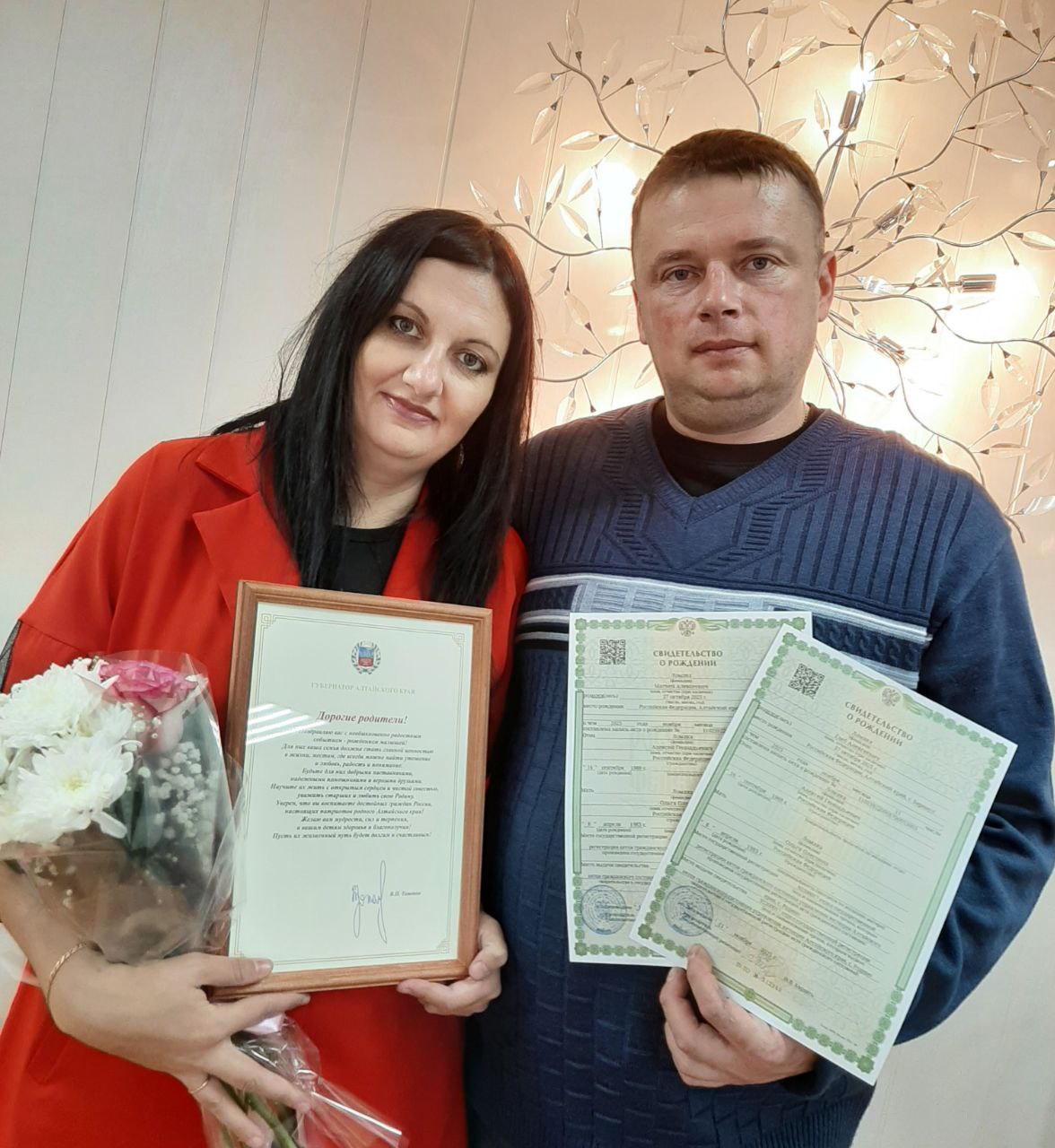 В отделе ЗАГС села Родино впервые в этом году зарегистрировано рождение двойни В молодой семье Ломака Алексея и Ольги случилось двойное счастье с разницей всего в одну минуту на свет появились их мальчики Для родителей это стало самым долгожданным и волнительным чудом После недолгих раздумий мама и папа выбрали для сыновей красивые имена Матвей и Глеб Счастливых родителей новорожденных поздравила сотрудник отдела ЗАГС Наталья Бардась Она вручила им первые и самые важные документы в жизни малышей свидетельства о рождении и поздравительный адрес Губернатора Алтайского края Виктора Томенко