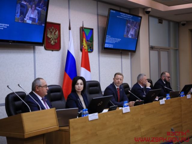 Герои и их семьи получат все меры соцподдержки в одном законе В крае принят новый закон о социальной поддержке Героев России Героев Приморья и членов их семей Теперь действующие и дополнительные льготы собраны в одном документе Поддержка участников СВО наша святая обязанность Мы продолжаем работу над законодательством в поддержку участников специальной военной операции и членов их семей отметил Председатель ЗСПК Антон Волошко Что предусмотрено законом Однократная выплата на жильё вдове или вдовцу погибшего Героя Ежемесячные и ежегодные выплаты вдове и детям погибших без привязки к месту проживания Ежемесячная выплата Герою РФ или Герою Приморья 30 000 Ежегодная выплата членам семьи погибшего Героя Приморья 30 000 Санаторно курортное лечение для Героев и членов их семей срок обращения 2 года Мы поставили задачу структурировать наше законодательство чтобы жителям Приморского края было проще пользоваться нормативными документами легче находить все преференции и льготы которые приняты для той или иной категории граждан отметил председатель комитета ЗСПК по социальной политике и защите прав граждан Игорь Чемерис Полностью читайте на нашем сайте Подписывайтесь на новости парламента Приморья