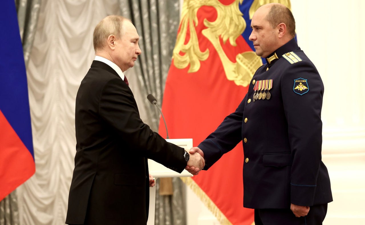 Герой России Константин Широков, участник программы «Время героев», пройдет стажировку в Администрации губернатора Санкт-Петербурга.  Сегодня петербургский градоначальник в формате видеосвязи провел встречу с русским воином, обсудив с ним порядок прохождения подготовки. «Люди, которые прошли через горнило таких тяжёлых испытаний, не жалея себя во имя Родины, должны составлять основу нашего государства. Так всегда было в России», - подчеркнул Александр Беглов. В соответствии с планом стажировки Широкову предстоит знакомство с работой Смольного и других органов исполнительной власти Петербурга, он примет участие в рабочих встречах губернатора и членов городского правительства по обсуждению и решению важнейших проблем и проектов нашего города.  В ходе Специальной военной операции Константин Широков, командуя противотанковой батареей 104-го гвардейского десантно-штурмового Краснознаменного ордена Кутузова полка, участвовал в отражении нескольких попыток прорыва крупных механизированных подразделений неонацистов. Противотанковые расчеты под его командованием уничтожили 19 танков и 18 БМП противника, он лично сжег девять боевых машин бандеровцев. За мужество и героизм, проявленные в ходе проведения специальной военной операции, Указом Президента гвардии майору Константину Широкову присвоено звание Героя Российской Федерации.  Фото: Президент России Владимир Путин вручает Звезду Героя Константину Широкову. Кремль, 20 декабря 2022 года.