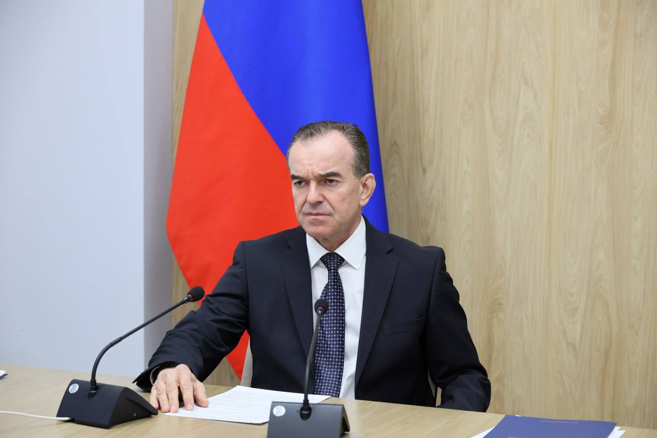 «Единая Россия» выдвинула Вениамина Кондратьева кандидатом в губернаторы Краснодарского края Решение приняли на 37 Конференции Краснодарского регионального отделения партии. — Мы живём во время вызовов и главное условия развития региона — это экономика, которую создают все жители, работающие в различных отраслях. Наш край сегодня является одним из опорных регионов страны. И этот статус мы обязаны сохранять и подтверждать каждый год, не самоуспокаиваться, – отметил Вениамин Кондратьев. Глава региона отметил, что одна из важнейших задач — рост промышленностии сельскохозяйственной переработки. — В ближайшие пять лет мы должны завершить полный переход на семена кубанской селекции подсолнечника, кукурузы, свеклы. Будем заниматься виноградниками, геномной селекцией крупного рогатого скота. В промышленности сосредоточимся на развитии машиностроения, станкостроения, радиоэлектроники, фармацевтической и медицинской продукции. Важным вопросом остается снятие инфраструктурных ограничений, решение которого поможет привлекать новых инвесторов. Мы вышли на рекордные объемы социального строительства и продолжим этот курс, — заявил Кондратьев. Выборы состоятся 12, 13 и 14 сентября 2025 года. Быть в курсе Прислать новость