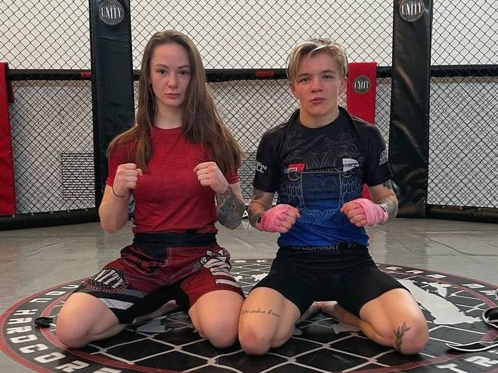 Спортсменки из Тульской области вошли в сборную России на чемпионат мира по ММА В Самаре завершился трёхдневный чемпионат России по ММА. Отличительной чертой этого мероприятия стало большое количество девушек, борющихся за звание чемпионок и целенаправленно идущих в сборную России. Чемпионка России, серебряный призёр Чемпионата мира Екатерина Дёмина и двукратная чемпионка России Диана Найдёнова отобрались в сборную команду России, которая будет представлять нашу страну на чемпионате мира. По итогу чемпионат России обе наши спортсменки завоевали бронзовые медали. «Конкуренция растет, после долгого перерыва не удалось ворваться в чемпионскую гонку, есть ошибки, над которыми надо работать, ведь как говорится не ошибается тот, кто ничего не делает. Вернёмся сильнее, мы всегда возвращаемся!» – подвёл итог наставник спортсменок вице-президент региональной Федерации ММА, руководитель новомосковского центра единоборств «Юнити» Сергей Арбузов. «Поздравляю наших девушек с медалями. Впереди у них продолжается сложный этап подготовки к главному старту сезона», – заявил президент Федерации, депутат Тульской областной Думы Илья Степанов. Чемпионат мира среди мужчин и женщин и первенство мира среди юниоров и юниорок 18-20 лет состоится 21-25 августа в Калуге.