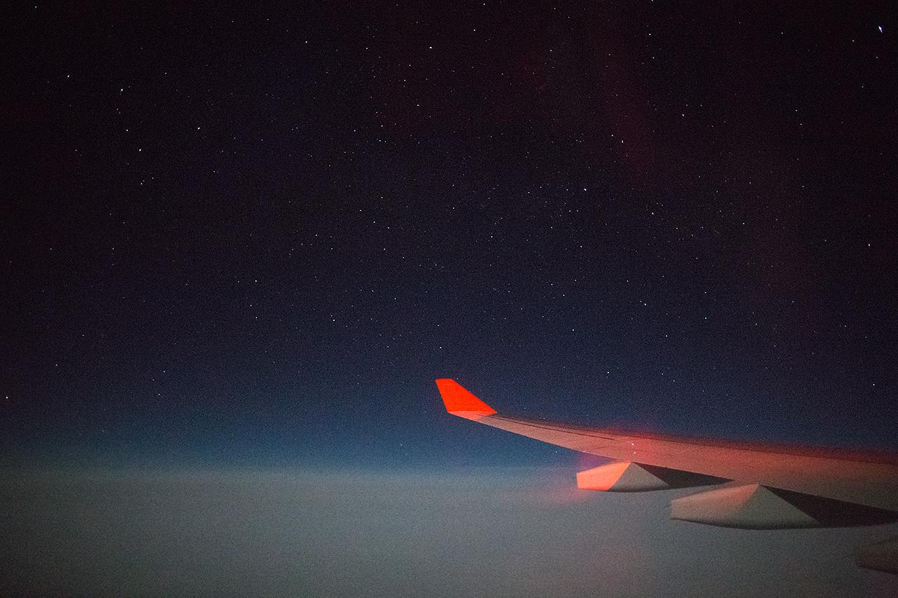 Специальный авиарейс для наблюдения за звездопадом Геминиды с высоты 10 тысяч метров запустят из Внуково в середине декабря Пик метеорного потока Геминиды приходится в ночь с 13 на 14 декабря в это время можно будет увидеть до 150 жёлтых зелёных красных и синих падающих метеоритов в час Самолет возьмет курс на Полярный круг поэтому пассажиры вероятно также смогут застать северное сияние