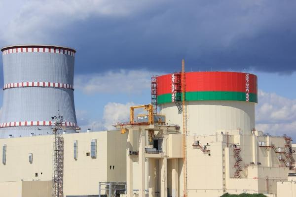 На Белорусской атомной электростанции началась корпоративная проверка проводимая специалистами Московского центра Всемирной ассоциации организаций эксплуатирующих атомные станции Мероприятие в рамках международного партнёрства продлится с 10 по 14 ноября Идёт второй этап корпоративной партнёрской проверки Московского регионального центра ВАО АЭС ВАО АЭС МЦ указано в сообщении станции Первый этап аналогичной проверки прошёл три года назад в 2022 году На текущем этапе эксперты проведут независимую оценку эффективности работы БелАЭС а также обменяются передовым опытом для обеспечения соответствия международным стандартам безопасности Строительство атомной электростанции с двумя энергоблоками ВВЭР 1200 общей мощностью 2400 МВт вблизи города Островец стало крупнейшим совместным экономическим проектом России и Беларуси Работы начались в 2013 году при участии госкорпорации Росатом Первый энергоблок ввели в промышленную эксплуатацию в июне 2021 года второй принят в эксплуатацию в ноябре 2023 года Оба блока были включены в объединённую энергосистему Беларуси в ноябре 2020 года и мае 2023 года соответственно На сегодняшний день станция выработала более 53 миллиардов киловатт часов электроэнергии БелАЭС Островец ВАОАЭС Росатом АтомнаяЭнергетика ПартнерскаяПроверка БезопасностьАЭС ВВЭР1200 БеларусьРоссия Энергоблок Электроэнергия МеждународноеСотрудничество VK Instagram TikTok ZhivetZheBelarus