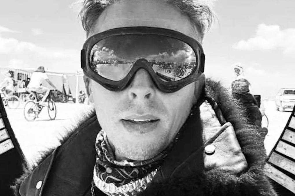 Найденным в лужи крови на фестивале Burning Man в Неваде оказался россиянин Вадим Круглов По данным Mash он попал там в сильную песчаную бурю а затем исчез Его тело нашли во время сожжения главной фигуры фестиваля Полиция объявила что расследование затруднено из за большого количества людей и отсутствия камер Теперь родственники парня собирают деньги для транспортировки его тела в Омск bankrollo