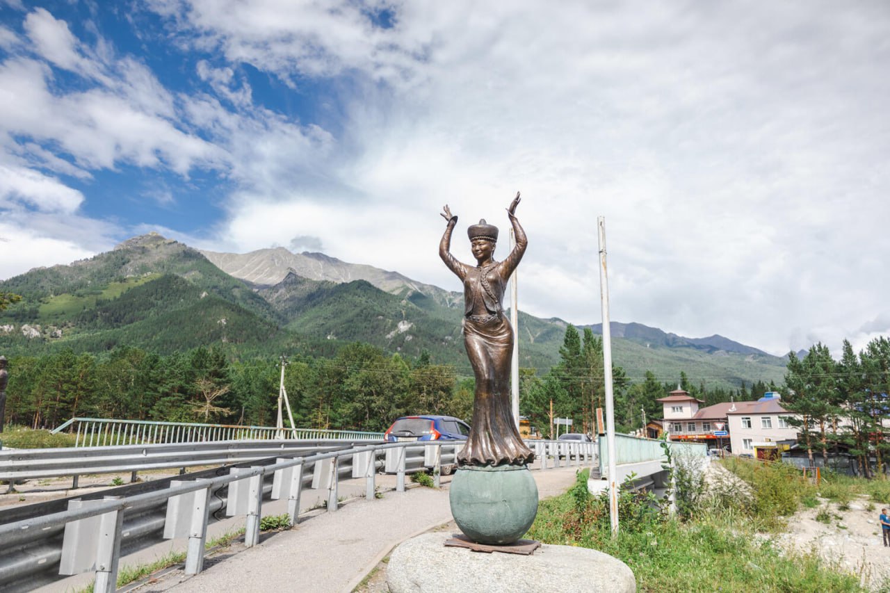 Резидент ТОР Бурятия берётся обновить Аршан Из советской здравницы хотят сделать современный курорт Проект идёт в режиме территории опережающего развития при участии Корпорации развития Дальнего Востока и Арктики За объект отвечает компания Курорт Аршан Её учредитель ООО Курорты Бурятии Эта структура уже занимается другими санаторными проектами региона в том числе на Байкале На территории курорта планируют четырёхэтажный отель и около двадцати коттеджей Рядом появятся летний бассейн спортивные площадки и бани с подогреваемыми чанами Такой набор должен обеспечить приём гостей круглый год а не только в сезон Новый комплекс заявлен как wellness объект В программу входят физиопроцедуры спелео фито и ароматерапия Обещают СПА с аквазоной и саунами а также отдельные форматы для детского и восстановительного отдыха Инвестиции оценивают 1 5 1 8 млрд рублей Ранее Минэкономики Бурятии называло планку 1 63 млрд на модернизацию Аршана Курорт рассчитан примерно на 240 гостей и более сотни рабочих мест Одновременно власти обещают подтянуть инженерную инфраструктуру посёлка в том числе очистные сооружения Курорт должен стать более комфортным и предсказуемым по уровню сервиса но при этом сохранить лечебный профиль на базе местных минеральных источников Бурятия