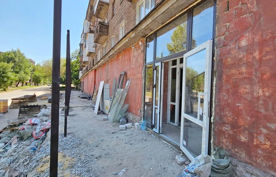В Алчевске отремонтируют городской исторический музей Министр культуры Луганской Народной Республики Роман Олексиным с рабочим визитом посетил Алчевск. Вместе с главой муниципалитета Светланой Гребеньковой он осмотрел городской исторический музей. Здание было открыто в 1970 году, с тог времени в нём ничего не обновляли. Сейчас там начат капремонт. Его выполнят в рамках национального проекта «Семья». Специалисты заменят систему освещения, инженерные коммуникации, двери и окна. Также они обновят крыльцо, фасад и выполнят внутреннюю отделку. Кроме того, обновится и наполнение музейных витрин. - Сейчас завершаются демонтажные работы и ведется поэтапный ремонт. Капитальный ремонт музея по проекту продлится до ноября, - рассказала лана Гребенькова.