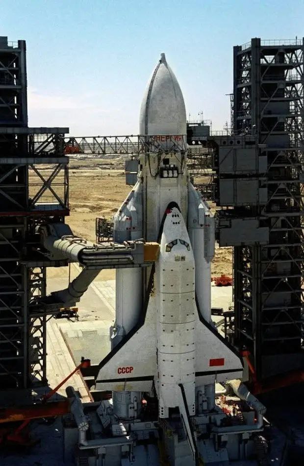 15 ноября 1988 года состоялся орбитальный полёт МТКС Энергия Буран Буран совершил два витка вокруг Земли без экипажа и приземлился в автоматическом режиме Первый 205 минутный космический полёт Бурана оказался и последним Стартовая масса корабля 105 т посадочная масса 82 т Длина челнока 36 4 м размах крыльев 24 м посадочная скорость 310 340 км ч В носовом отсеке находилась герметичная кабина для экипажа из двух четырех космонавтов и шести пассажиров Возвращаемый космический аппарат Буран доставлен на орбиту с помощью ракеты Энергия способной выводить на орбиту груз с массой более 100 тонн Мощность развиваемая её стартовыми двигателями достигает 170 миллионов лошадиных сил Это почти в 3 раза больше чем у самой мощной американской ракеты Сатурн 5 Проделав все предпосадочные манёвры Буран вышел точно на посадочную полосу приземлился пробежал 1620 м и остановился посреди посадочной полосы Впервые в мировой практике была проведена полностью автоматическая посадка космического аппарата такого класса