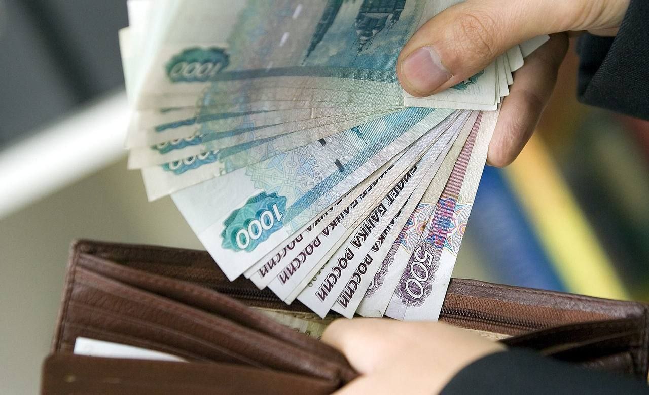 Директор школы организовала семейную схему по хищению бюджетных средств  В Белореченском районе выявлен факт мошенничества: руководительница сельской школы оформила свою родственницу на должность дворника, хотя та фактически не выполняла никакой работы. Несмотря на это, в течение пяти лет женщина регулярно получала зарплату.    Еще одним участником преступной группы стала невестка директора, которая помогала распределять похищенные деньги.    Всего за этот период злоумышленницы незаконно получили свыше 1,1 миллиона рублей. По данному делу возбуждено уголовное дело, и фигуранткам грозит до 10 лет тюрьмы.   Югополис   Прислать фото или видео   ‍  Читайте нас на сайте ЮГОПОЛИС