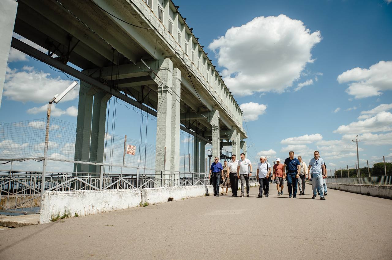 В продолжение темы незаконного строительства на берегах реки Тускарь. Как уточнил Александр Хинштейн, региональным минприроды уже выявлено порядка 100 таких самостроев, совместно с прокуратурой области начаты проверки по 59 из них. Курская аномалия