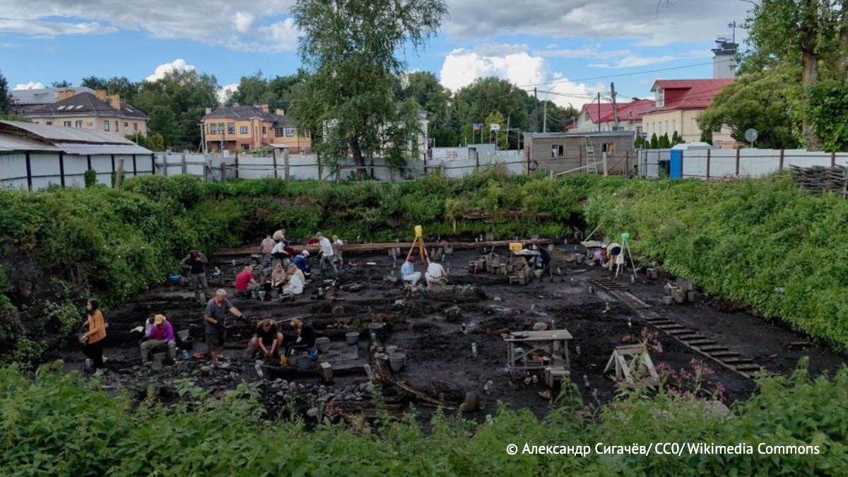 Археологи обнаружили берестяную грамоту XII века с посланием к матери Этот артефакт служит свидетельством того что женщины в средневековом Новгороде также обладали грамотностью сообщили ТАСС в пресс службе музея   Подпишись на ТАСС Наука