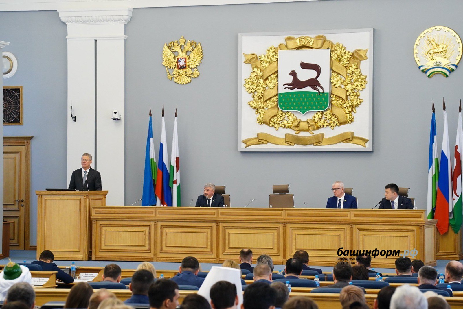 Радий Хабиров принял участие в заседании Горсовета Уфы где дал оценку работе депутатов и управленческой команды города по поддержке СВО По мнению Главы региона Уфа полностью оправдывает свое высокое звание Город трудовой доблести и сейчас вносит достойный вклад в решение задач специальной военной операции поддержку наших земляков на передовой Предприятия работают слаженно и эффективно четко выполняя оборонный заказ несмотря на санкционное давление За три года 2023 2025 гг депутаты горсовета перечислили 180 млн рублей личных средств в поддержку участников СВО Из Уфы на передовую в Курск и Белгород отправлены 72 гуманитарных конвоя более 940 тонн Глава города Уфы Ратмир Мавлиев выступил до этого с отчетным докладом по итогам прошедшего года При отключении интернета доступен наш канал в Max Честно говоря ВК MAX подписывайтесь